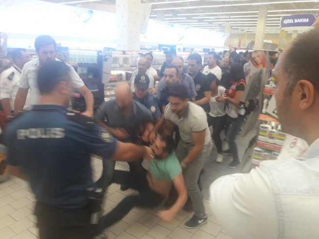 Tazminatlarını alamadıkları için Migros'ta eylem yapan Uyum Makro işçileri gözaltına alındı