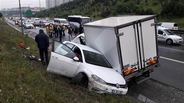 TEM'de kaza: 5 araç birbirine girdi, yaralılar var