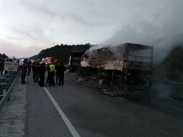 TIR'a çarpan yolcu otobüsü yandı: 13 ölü 20 yaralı