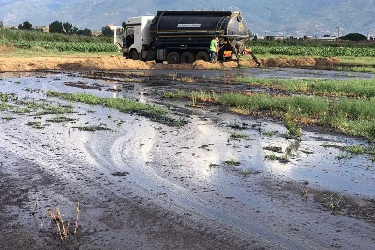 Tire'de tesisten çıkarılan kimyasal atıklar ovaya dökülüyor