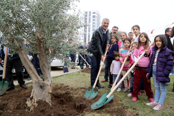 TOKİ’ye fidan dikerek tepki gösterdiler