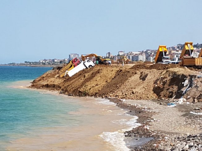 Trabzon sahilinde verimli tarım toprakları kullanılarak deniz dolguları yapılıyor