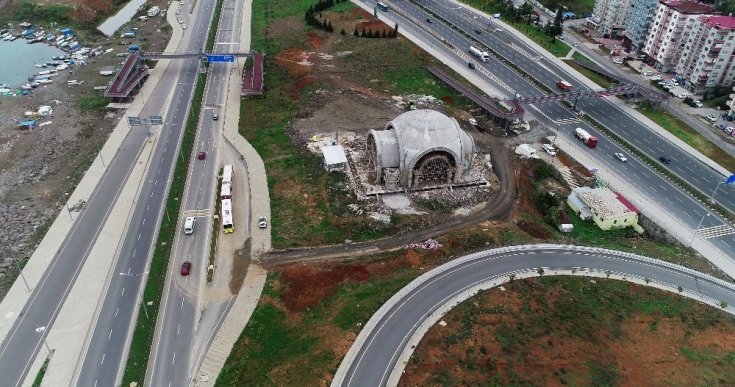 Trabzon'da iki yol ortasına yapılan cami tartışma yarattı: 10 metrelik yolu üst geçitle 100 metreye çevirdiler