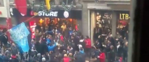Trabzonsporlu taraftarlar İstiklal Caddesi'ndeki Galatasaray'ın mağazasına saldırdı