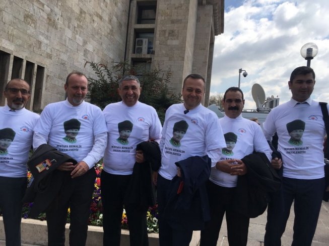 Tüm Yerel-Sen Atatürk tişörtleri ile Meclis'e girdi