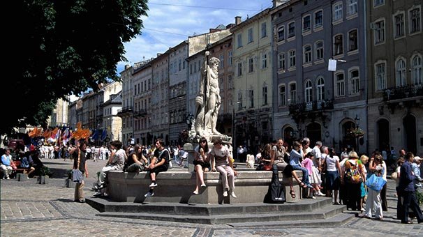 Ukrayna'nın Lviv şehrinde Rusça şarkı söylemek ve dinlemek yasaklandı