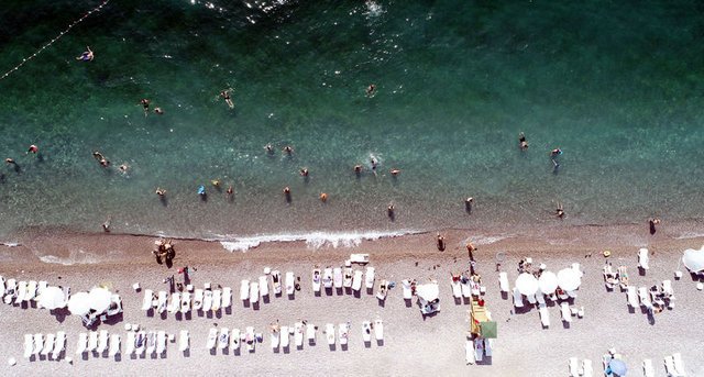 Van Gölü'nün mavi bayraklı plajına tatilci akını