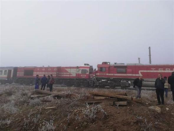 Yolcu treni yük treniyle çarpıştı, 10 kişi yaralandı