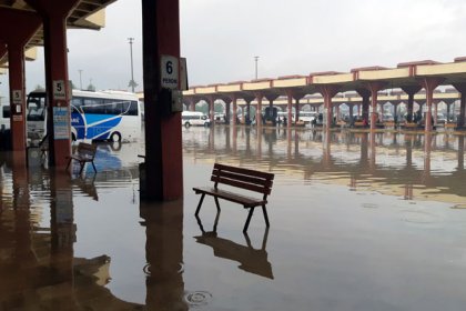 Adana'da sağanak yağış: Otogar su altında kaldı