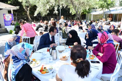 Beylikdüzü Belediye Başkanı İmamoğlu, annelerle kahvaltıda buluştu