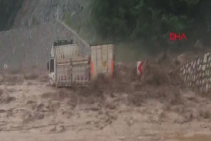 Bursa'da şiddetli yağış, sel suları karayolunda kamyonu sürükledi