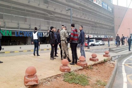 Gaziantep'te birliğinden firar eden asker, AVM çalışanlarını rehin aldı