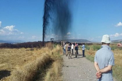 Hırsızların vanası kırılınca tarladan petrol fışkırdı