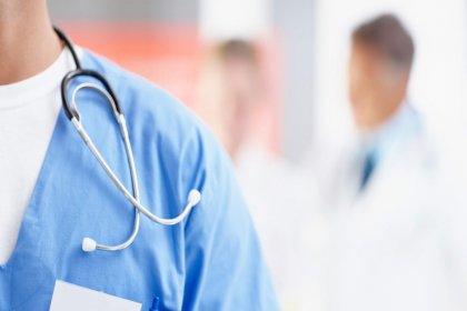 İlave ücreti maaşından kesinden doktor hakkında mahkemeden karar: Ücret emeğin karşılığıdır, koşulsuz ödenmelidir