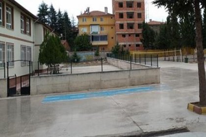 Öğrencilerin rağbet etmediği imam hatip lisesinin bahçesi otopark olarak kullanılıyor
