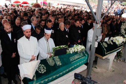 İran'da düşen jet kazasında ölen Ayşe And ve Aslı İzmirli Zincirlikuyu Mezarlığı'nda toprağa verildi