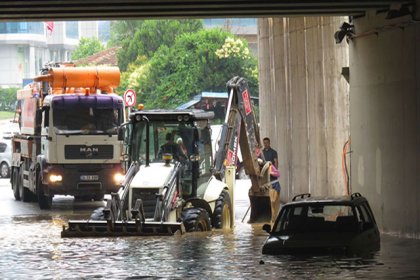 İstanbul'da yağmur: Alt geçitte araçlar mahsur kaldı