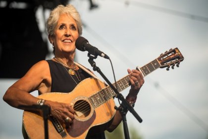 Joan Baez: Kötülük karşısında aciziz