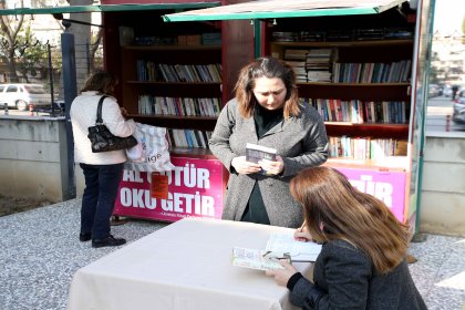 Karşıyaka Belediyesi'nden ödüç kitap stantları