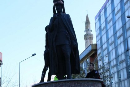 Linç edilmekten polisler kurtarmıştı, ikinci kez Atatürk heykeline çıktı