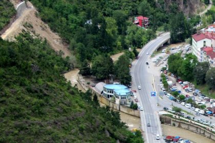 Maçka'da asırlık ağaçları söküp düğün salonu yapacaklar