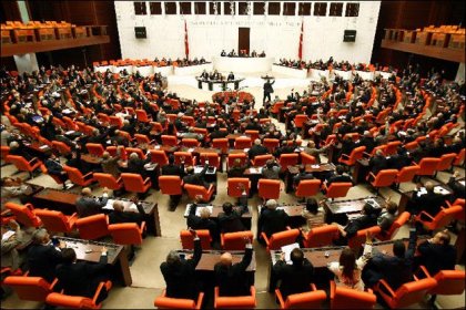 Meclis'te vekillere yer yok, erken gelen oturuyor!