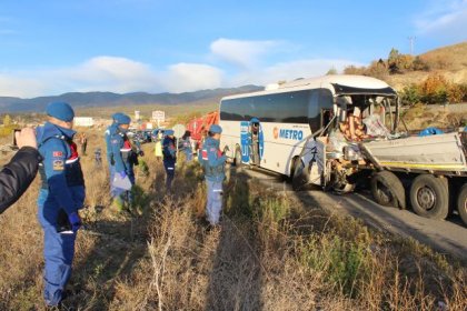 Metro Turizm'e ait yolcu otobüsü, TIR'a çarptı: Şoför ve muavin hayatını kaybetti, 34’ü asker, 40 kişi yaralandı