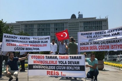 Minibüsçüler, İBB önünde eylem yaptı: 'UBER'den kaynaklı lüks taksi taşımacılığına talibiz'