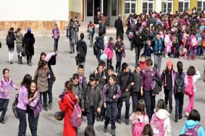 Okulların kapısı AKP’ye açıldı