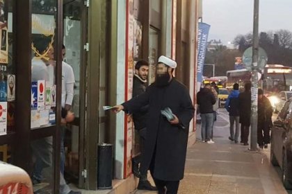 Sarıklı cübbeli bir şahıs İzmir'de yılbaşını 'Noel' sanarak bildiri dağıttı, tepki gördü