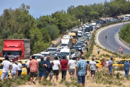 Taksiciler Bodrum'da Uber'e tepki için yolu kapattı