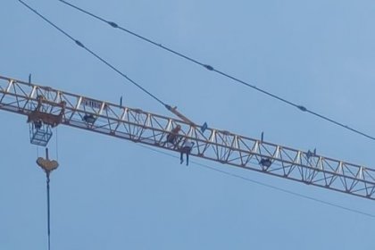 Taksim Camii inşaatında intihar girişimi