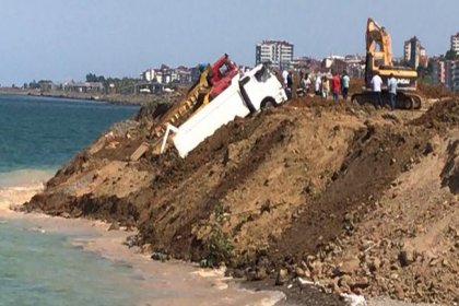 Trabzon'da deniz dolgusu çöktü, 3 kamyon kıyıda asılı kaldı
