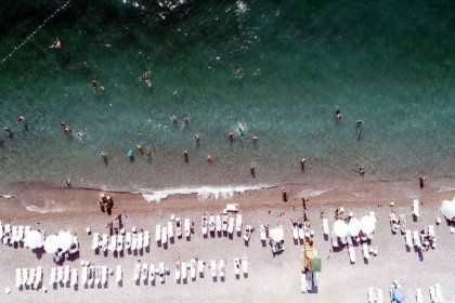 Van Gölü'nün mavi bayraklı plajına tatilci akını