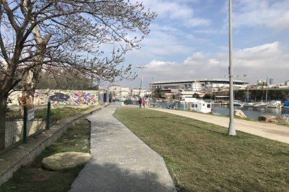 Yoğurtçu Parkı'nda çimin üstüne beton döktüler!