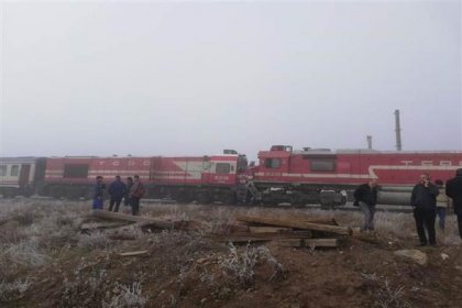 Yolcu treni yük treniyle çarpıştı, 10 kişi yaralandı
