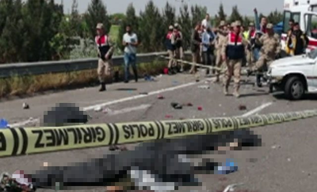 1 Mayıs'a giden sağlık çalışanlarını taşıyan minibüs devrildi: 5 kişi hayatını kaybetti, 15 kişi yaralandı