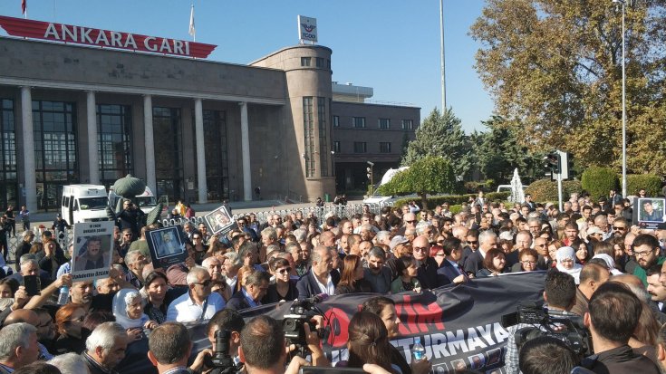 10 Ekim Katliamı'nda yaşamını yitirenler Ankara Garı önünde anıldı