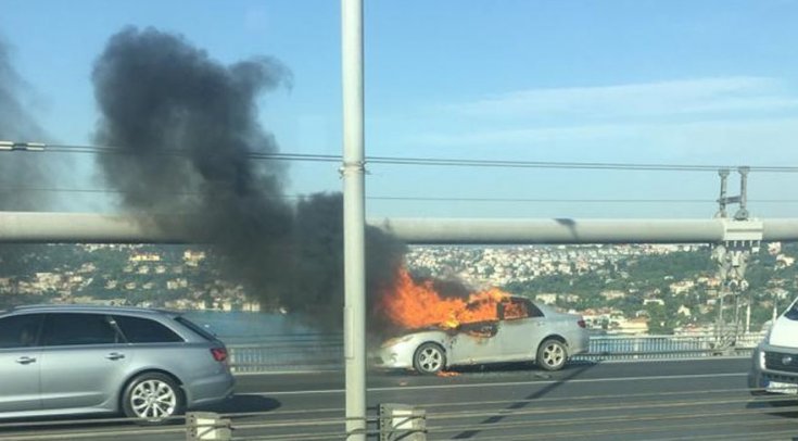 15 Temmuz Şehitler Köprüsü'nde bir kişi aracını yaktıktan sonra intihar etti