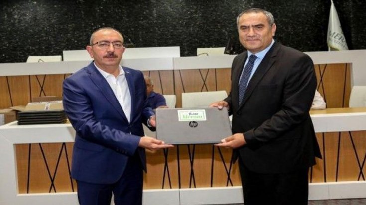 57 milyon lira borcu olan AKP’li belediyeden muhtarlara laptop