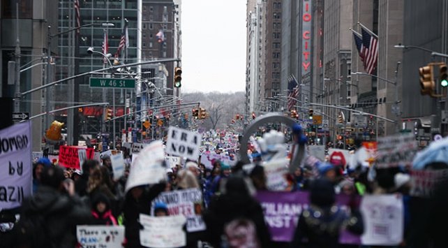 ABD'de on binlerce kadın Trump yönetimini protesto etti