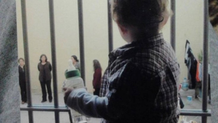 Adalet Bakanlığı'ndan anneleriyle cezaevinde kalan çocuklar için 'ev tipi hapishane'