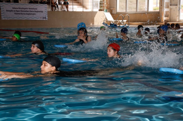 Adana Büyükşehir Belediyesi, boğulmaların önüne geçmek için 28 açık havuzda yüzme eğitimi veriyor