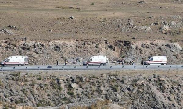 Ağrı'da minibüs şarampole uçtu: 2 ölü, 30 yaralı