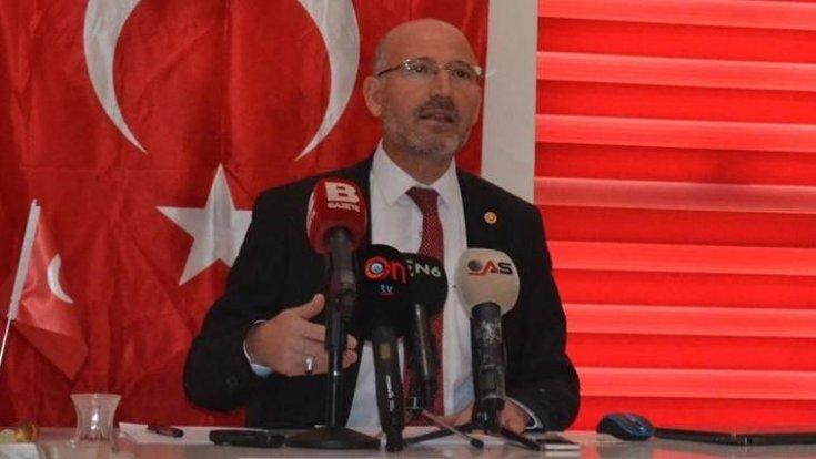AKP’de bir Davutoğlu istifası daha