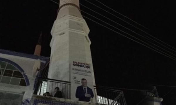 AKP'li aday cami minaresine afişini astı, tepki gelince afiş indirildi
