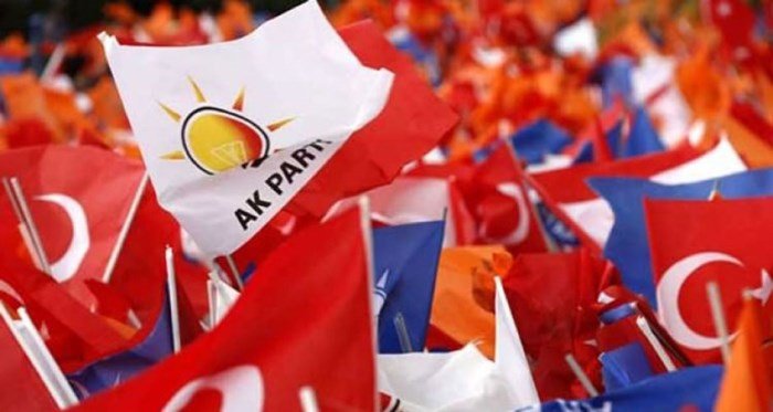 AKP'li ilçe başkanı, 'AK Parti'nin oyları eriyor, sorumlusu ben ve arkadaşlarım değil' diyerek istifa etti