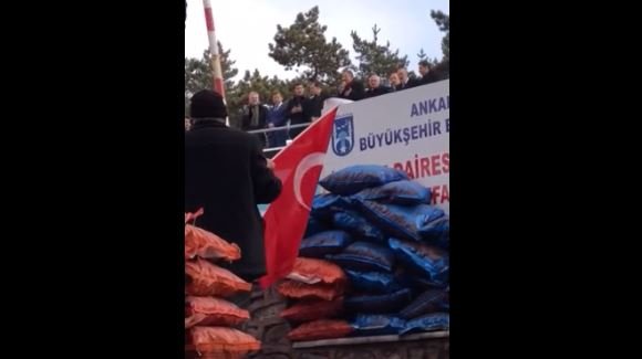 AKP'nin Ankara Adayı Mehmet Özhaseki, kömür çuvalları önünde miting yaptı!