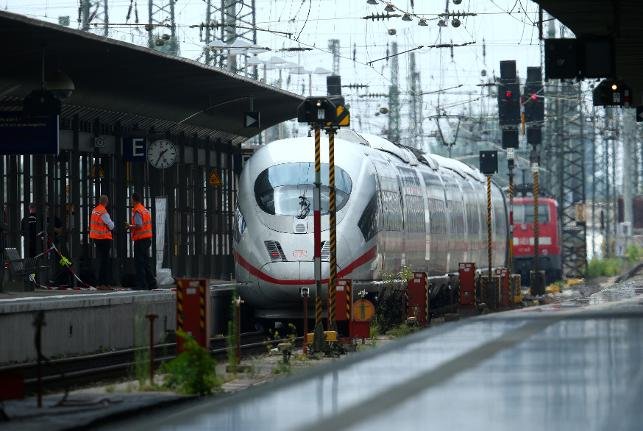 Almanya'da bir kişi bir anne ve 8 yaşındaki çocuğunu raylara itti, trenin altında kalan çocuk hayatını kaybetti