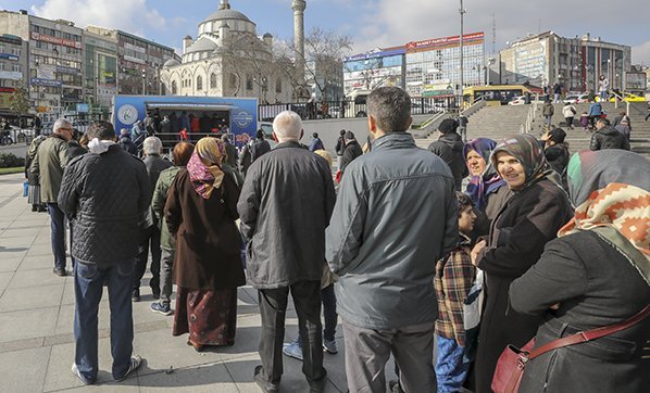 Ambargo yok kuyruk var... Tanzim satış noktalarındaki kuyruklara 'CeHaPe dönemi' göndermesi: Karneye de bağlayın!